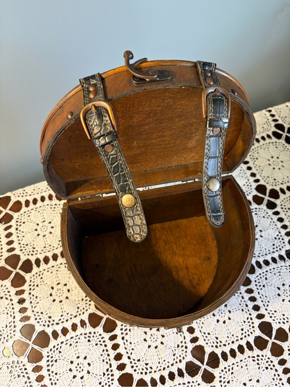 Vintage Wood and Leather 1/2 Circle Carrying Case - Picture 3 of 9